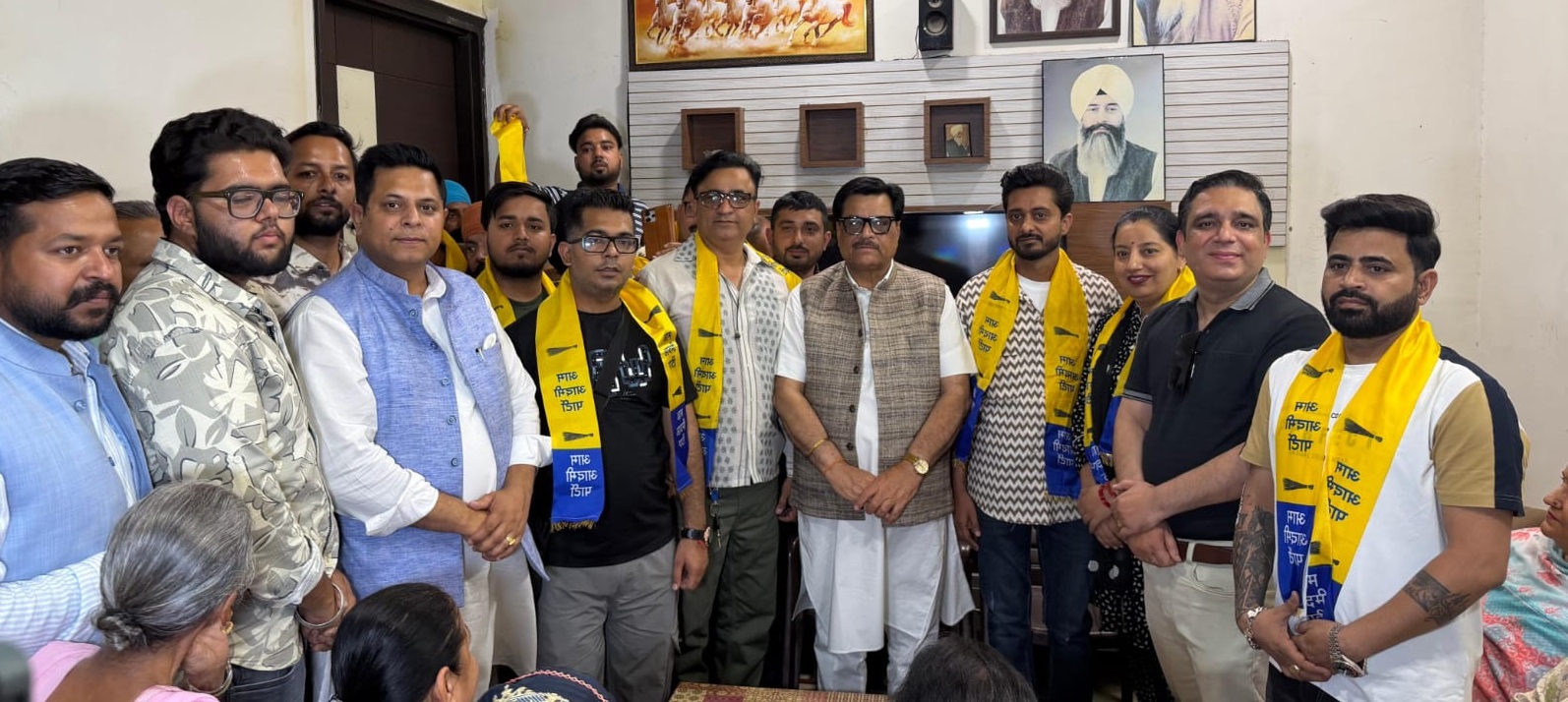 वार्ड 8 में कांग्रेस व भाजपा छोड़ टकसाली परिवार हुए आप में शामिल, विधायक बग्गा ने किया स्वागत