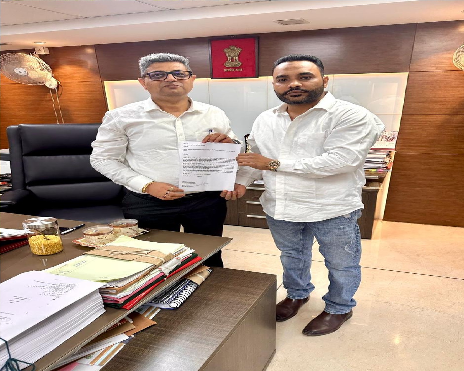 सेक्टर 45 बुड़ैल की खराब सड़कें, सीवरेज और सफाई व्यवस्था को लेकर शादाब राठी ने सौंपा ज्ञापन