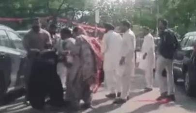 थाने के बाहर आपस में भिड़े पति-पत्नी, बीच सड़क चले लात-घूंसे, कपड़े फाड़ने का आरोप