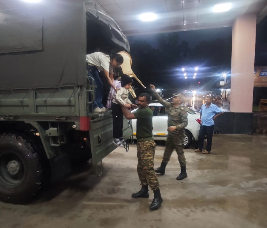 Amritsar: कालका-शिमला रेलमार्ग पर पहाड़ी से गिरा मलबा, सेना और रेलवे ने 172 यात्रियों को सुरक्षित पहुंचाया
