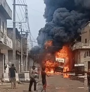 केमिकल से भरा ट्रक हाई वोल्टेज तारों की चपेट में आया, लगी आग, एक घंटे में पाया काबू