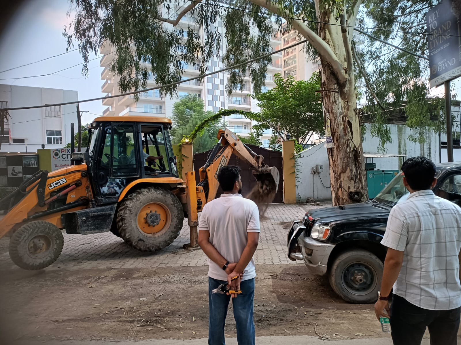 Zirakpur: हाई ग्राउंड रोड पर अतिक्रमण के खिलाफ नगर परिषद का शिकंजा, अवैध बोर्ड-दीवारें और ढांचे हटाकर सड़क कराई कब्जामुक्त