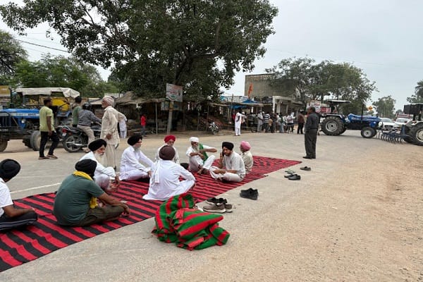 Zirakpur: लालड़ू-हंडेसरा में पंजाब बंद का मिला-जुला असर, बाजार व निजी स्कूल बंद; हंडेसरा में प्रदर्शनकारियों ने सड़क जाम कर उठाई बंदी सिंहों की रिहाई की मांग