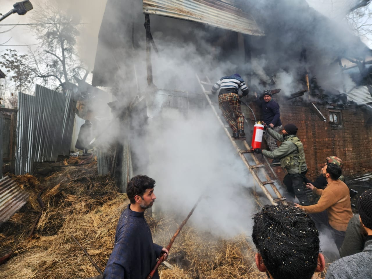 लंगेट, हंदवाड़ा गांव में बड़ी अग्नि दुर्घटना टली, भारतीय सेना की त्वरित कार्रवाई से बचाव