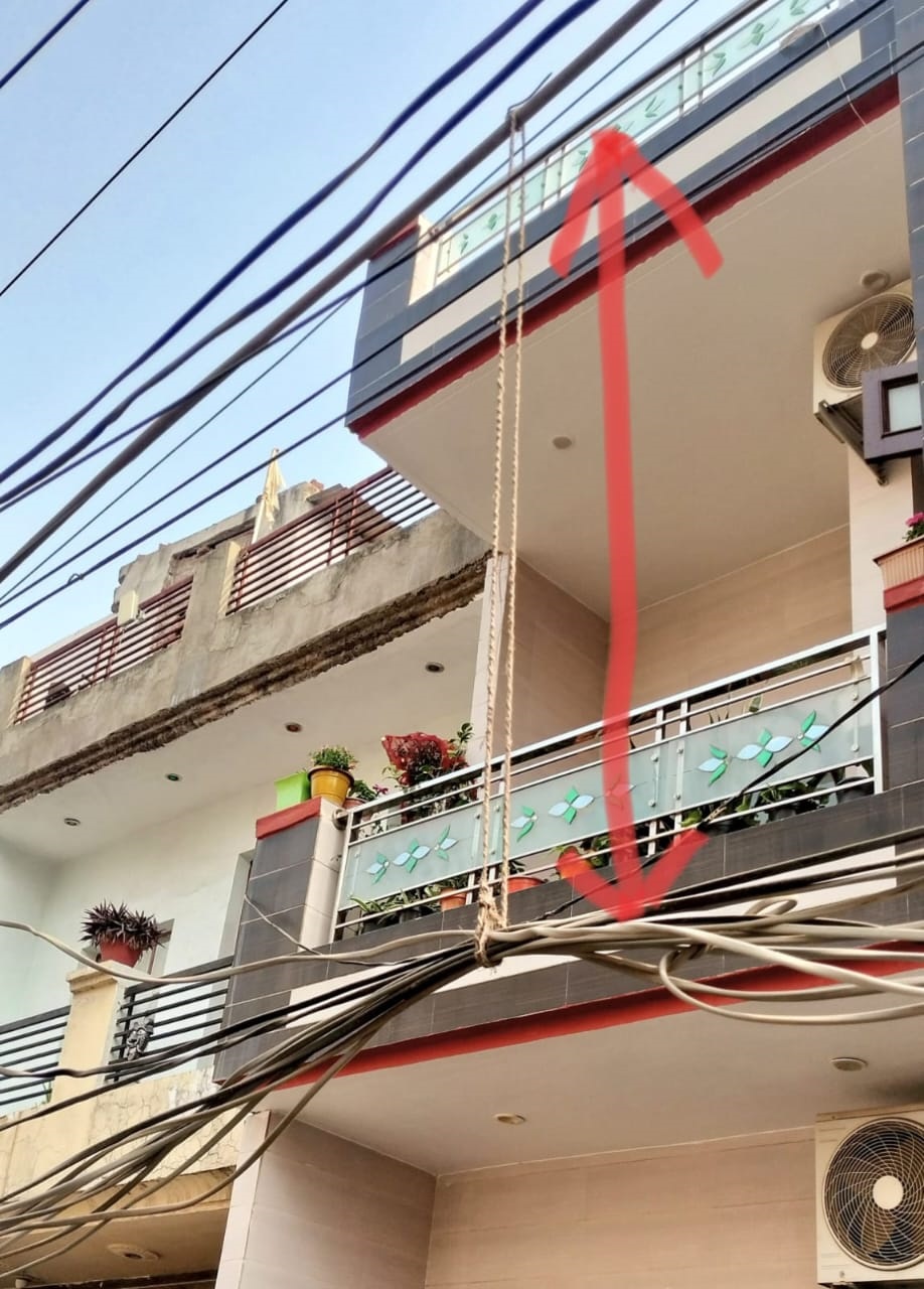 तारों के जाल से डर के साए में जीने को मजबूर न्यू गणेश विहार और शक्ति नगर के निवासी
