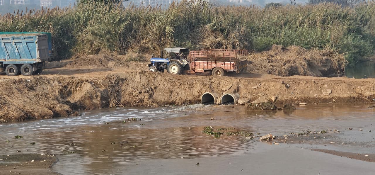 घग्गर में डीसिल्टिंग की आड़ में रेत लूट, प्रशासन की आंखों के सामने चल रहा खेल