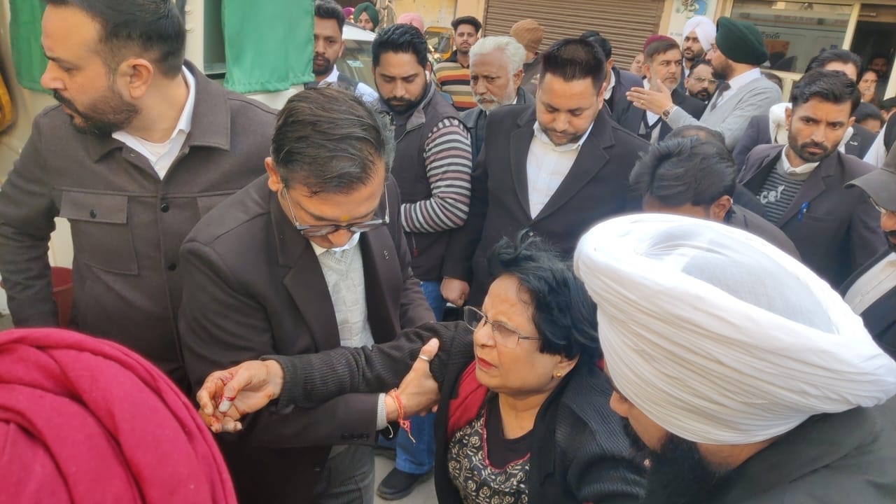 डेराबस्सी में तेज रफ्तार टिपर की चपेट में आईं दो महिला वकील