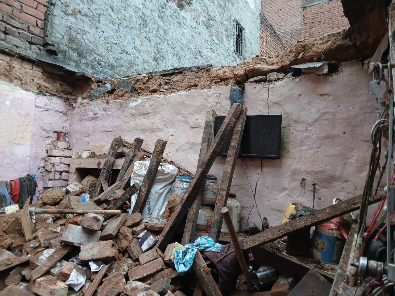 बारिश बनी आफत: मनीमाजरा में कच्चे मकान की छत ढही, मलबे में दबे तीन बच्चे