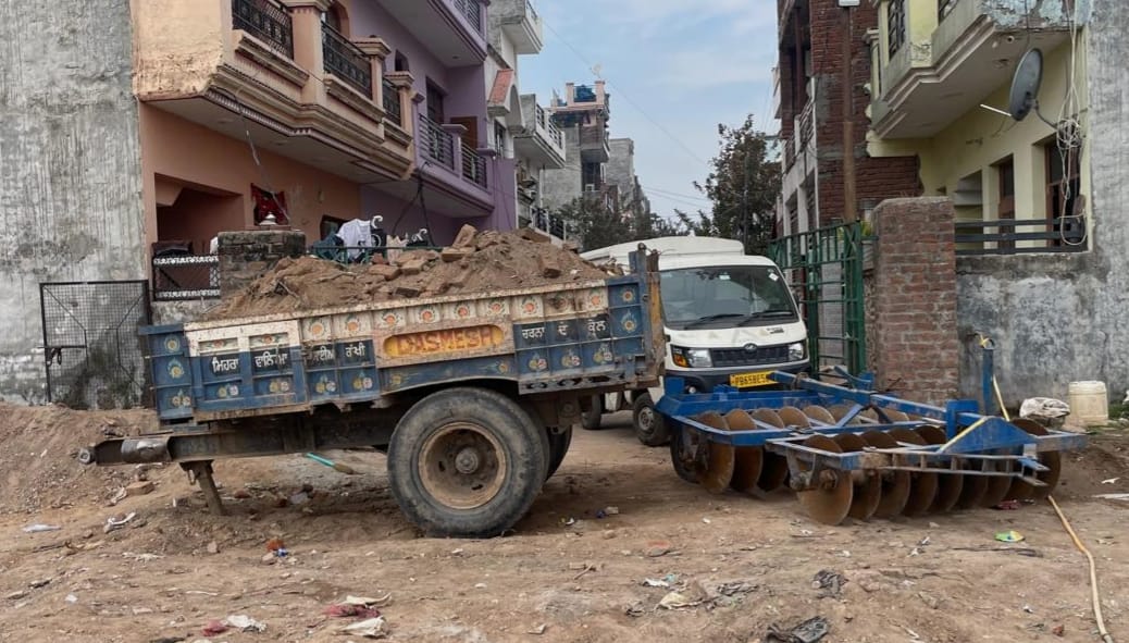 35 फुट सड़क विवाद ने लिया टकराव का रूप, महिला ने लगाया हाथापाई का आरोप