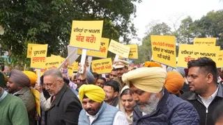 दलित सम्मान के मुद्दे पर आप का कांग्रेस पर तीखा प्रहार