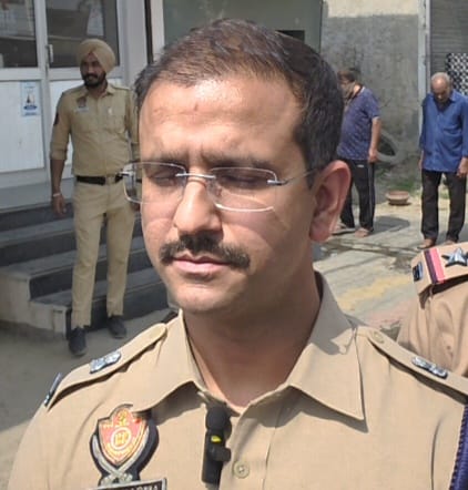 कच्चा मलक रोड पर खुले गड्ढे में गिरा सांड, गैस पाइपलाइन लीक होने से मची अफरातफरी