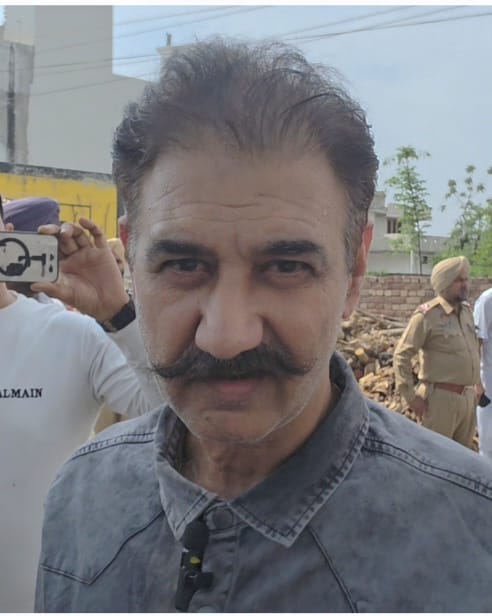 कच्चा मलक रोड पर खुले गड्ढे में गिरा सांड, गैस पाइपलाइन लीक होने से मची अफरातफरी