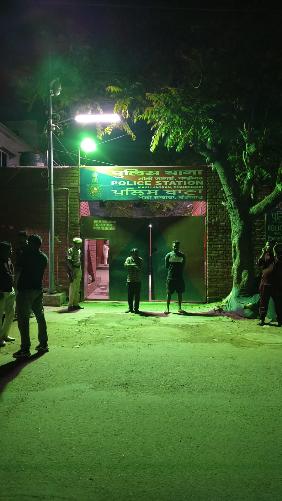 मौलिजागरां में युवक ने तेजधार हथियार से गाड़ियों पर किया हमला, CCTV में कैद वारदात