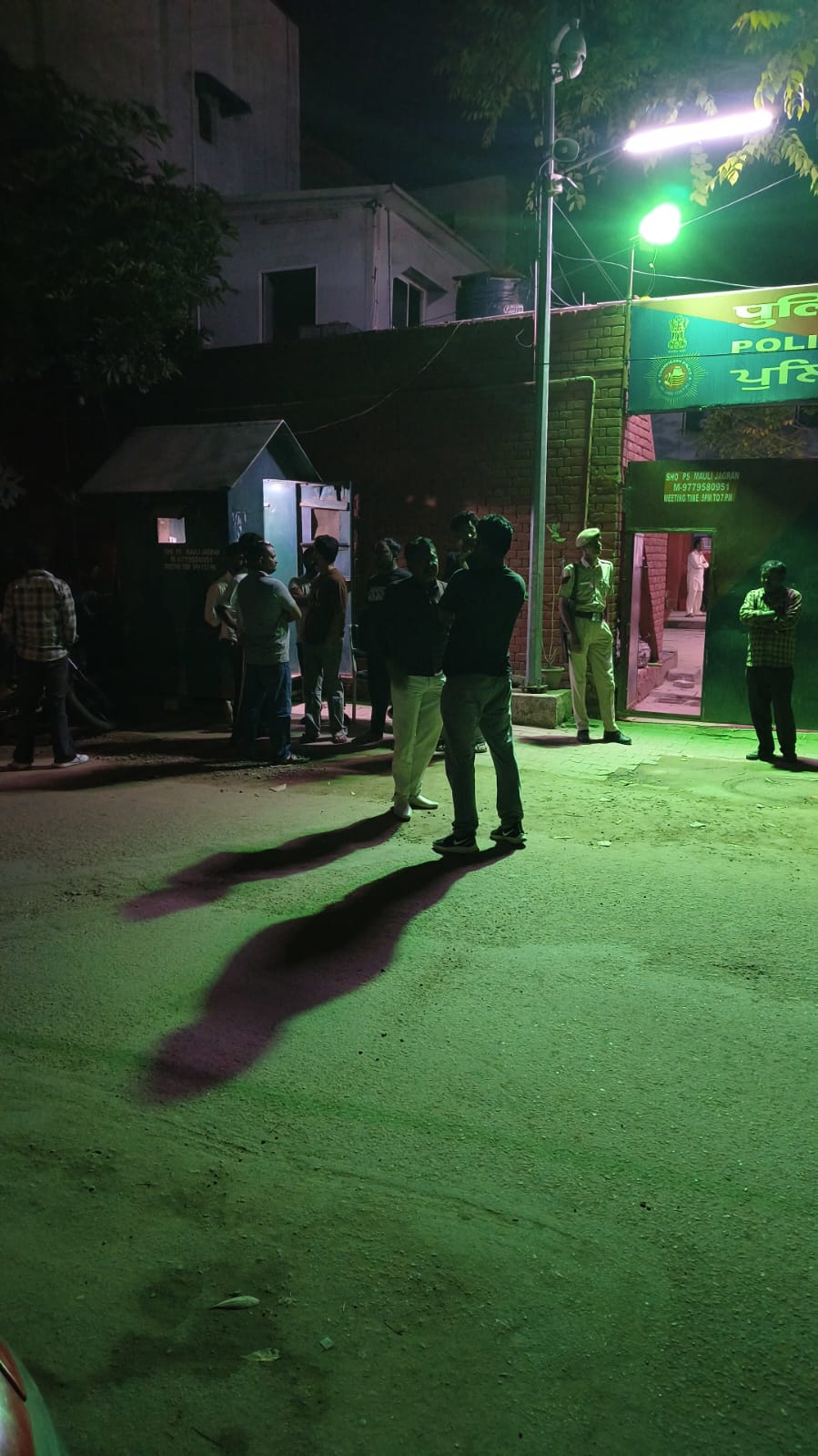 मौलिजागरां में युवक ने तेजधार हथियार से गाड़ियों पर किया हमला, CCTV में कैद वारदात