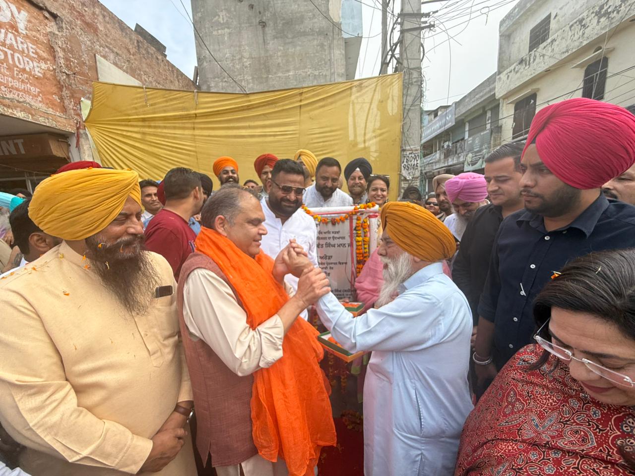 विकास को रफ्तार:  मजबूत इंफ्रास्ट्रक्चर के लिए मंत्री अरोड़ा ने ₹4.10 करोड़ की सड़क परियोजनाओं की शुरुआत
