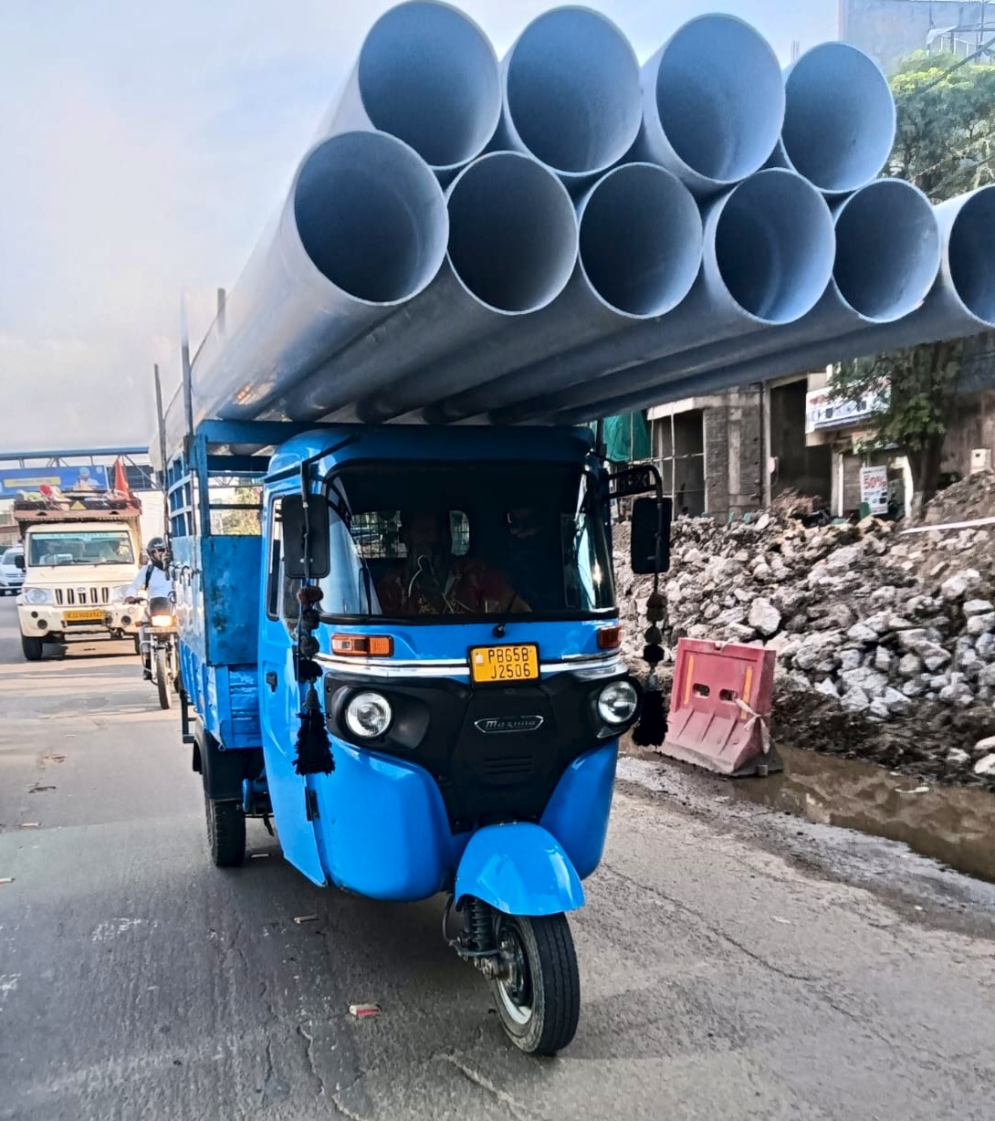 बिना सूचना सर्विस लेन बंद, जीरकपुर में वीकेंड पर लगा भीषण जाम