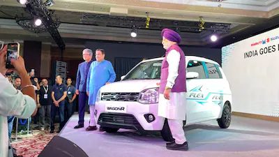 New Delhi: भारत में ग्रीन मोबिलिटी को नई रफ्तार, गडकरी और हरदीप पुरी ने दिखाई फ्लेक्स-फ्यूल कार की झलक