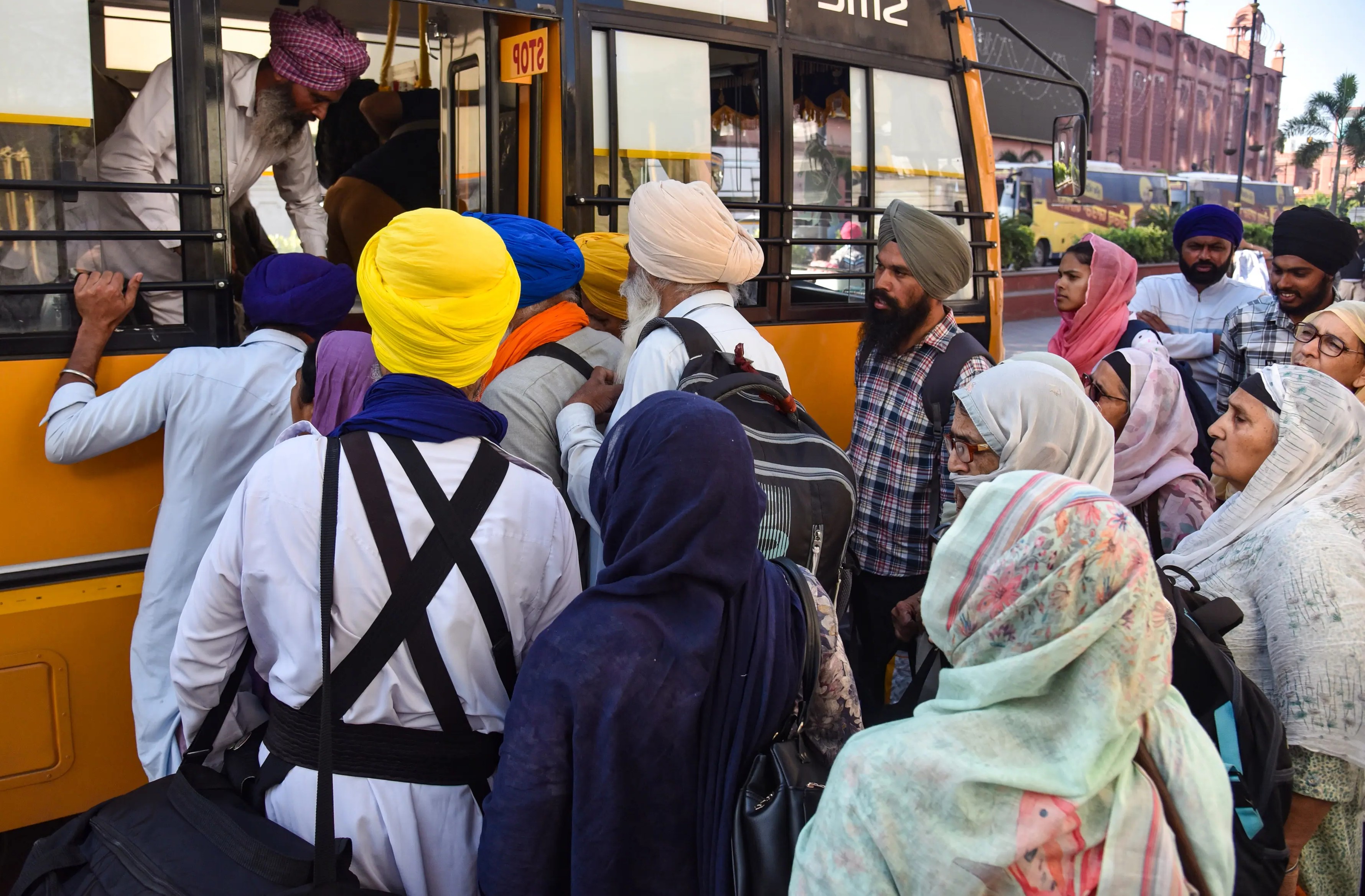 Chandigarh: गुरु अर्जन देव जी के शहीदी दिवस पर धार्मिक सौहार्द का संदेश, पाकिस्तान ने जारी किए 737 वीजा