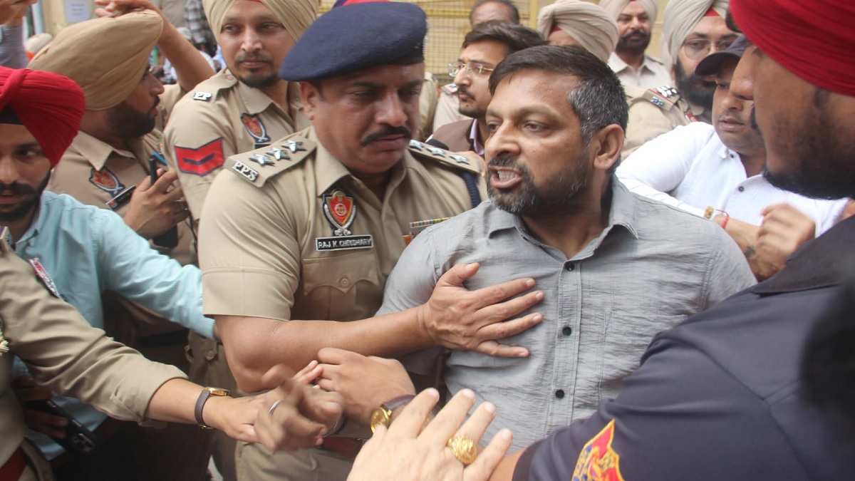 Ludhiana: क्लीन पंजाब अभियान के बीच सफाईकर्मियों का प्रदर्शन, मंत्री हरजोत बैंस के सामने उठी सैलरी की मांग