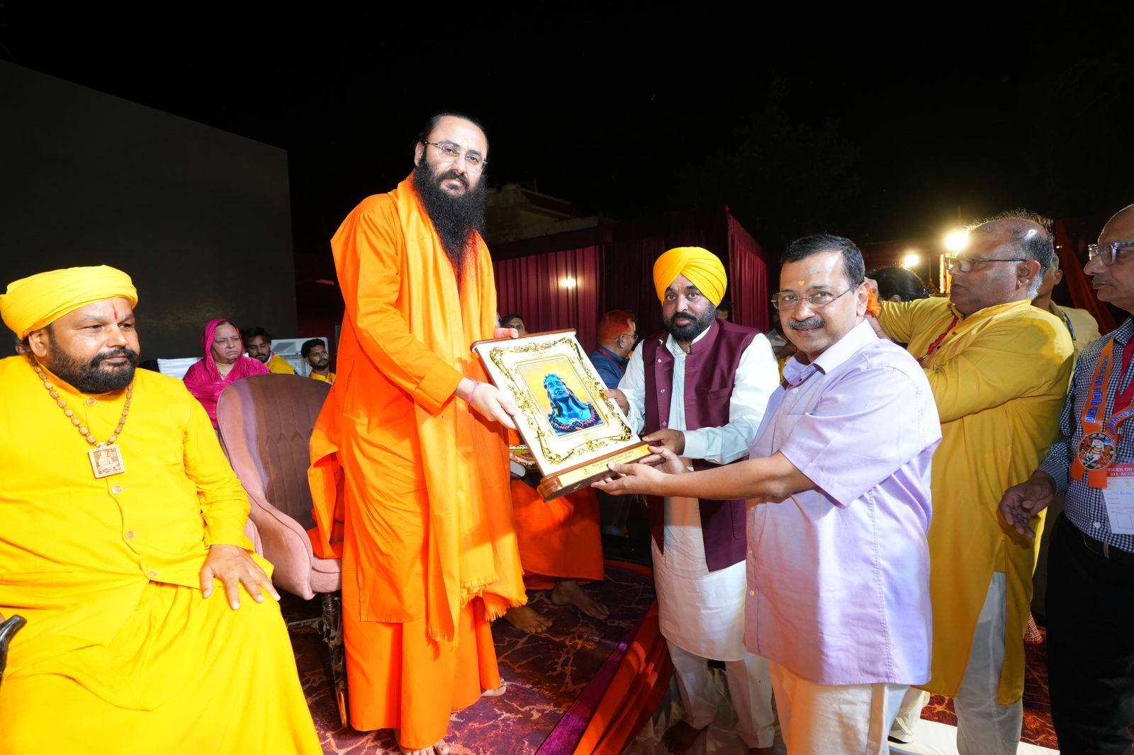 Jalandhar: 'आप' के राष्ट्रीय संयोजक अरविंद केजरीवाल और मुख्यमंत्री भगवंत सिंह मान ने जालंधर में 'एक शाम शिव के नाम' में हजारों श्रद्धालुओं के साथ की सहभागिता