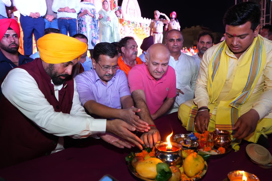 Jalandhar: 'आप' के राष्ट्रीय संयोजक अरविंद केजरीवाल और मुख्यमंत्री भगवंत सिंह मान ने जालंधर में 'एक शाम शिव के नाम' में हजारों श्रद्धालुओं के साथ की सहभागिता