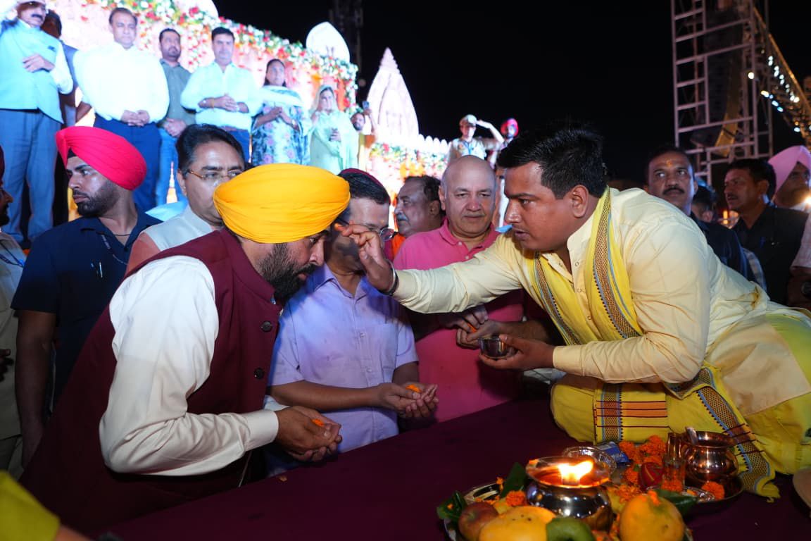 Jalandhar: 'आप' के राष्ट्रीय संयोजक अरविंद केजरीवाल और मुख्यमंत्री भगवंत सिंह मान ने जालंधर में 'एक शाम शिव के नाम' में हजारों श्रद्धालुओं के साथ की सहभागिता