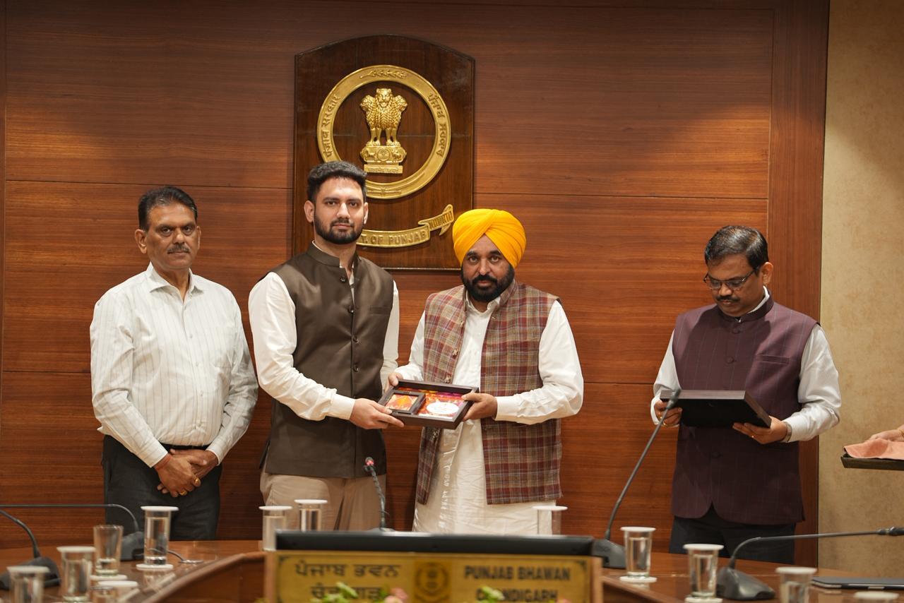 Chandigarh: मान सरकार ने UPSC सफल उम्मीदवारों को किया सम्मानित, आम परिवारों के बच्चों की सफलता की सराहना