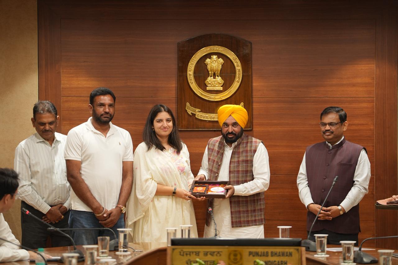 Chandigarh: मान सरकार ने UPSC सफल उम्मीदवारों को किया सम्मानित, आम परिवारों के बच्चों की सफलता की सराहना