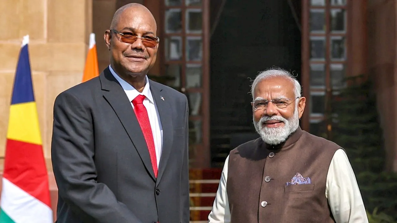 Victoria: सेशेल्स पहुंचे प्रधानमंत्री मोदी, राष्ट्रीय वनस्पति उद्यान में राष्ट्रपति हर्मिनी के साथ किया पौधरोपण