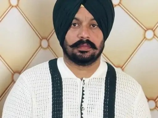 रंजिश में युवक पर अंधाधुंध फायरिंग, लहूलुहान हो जमीन पर गिरा, हालत गंभीर