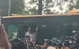 New Delhi: नीट पेपर लीक मुद्दे पर सियासी घमासान तेज, पीएम आवास मार्च से पहले राहुल गांधी समेत कांग्रेस नेताओं को पुलिस ने रोका