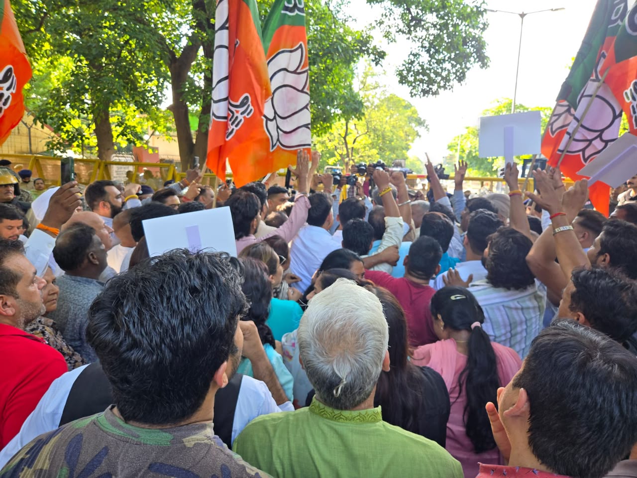 Chandigarh: कांग्रेस के प्रदर्शन के जवाब में सड़कों पर उतरी भाजपा, राहुल गांधी के खिलाफ लगाए नारे