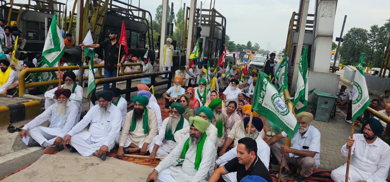 Lalru: किसानों ने खोला मोर्चा, ई-20 पेट्रोल और भारत-अमेरिका ट्रेड डील के खिलाफ दप्पड़ टोल पर प्रदर्शन