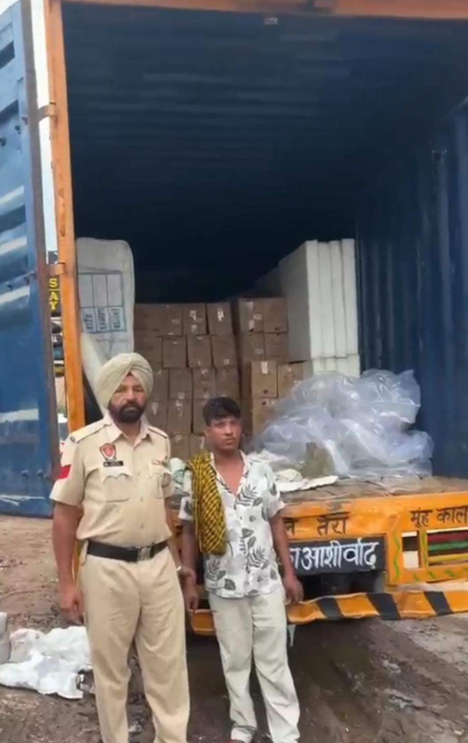 Zirakpur: चंडीगढ़ की शराब पंजाब में खपाने की साजिश नाकाम, कैंटर पकड़ा; QR कोड से छेड़छाड़ का खुलासा