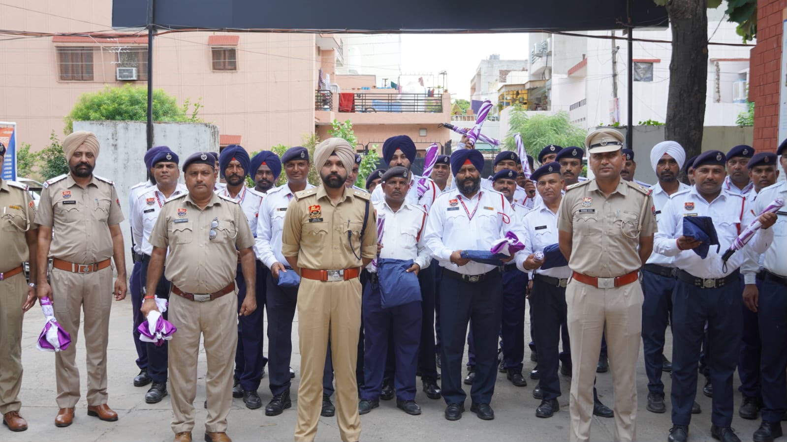 Panchkula: हर मौसम में सुरक्षित ड्यूटी करेंगे पंचकूला ट्रैफिक पुलिसकर्मी, 170 जवानों को मिले रेनकोट, छाते और रिफ्लेक्टर जैकेट