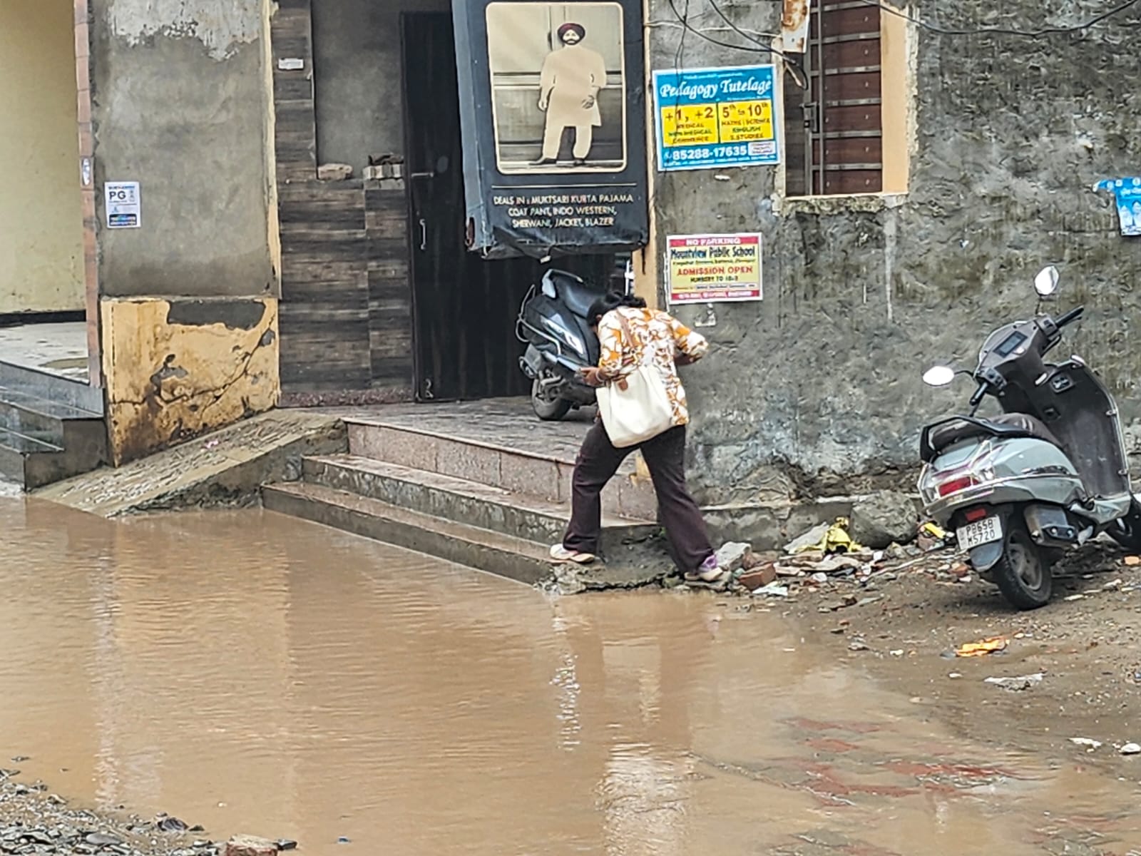 Zirakpur: कीचड़, गड्ढे और सीवरेज के पानी से त्रस्त वधावा नगर, लोगों ने सीढ़ी लगाकर जताया अनोखा विरोध