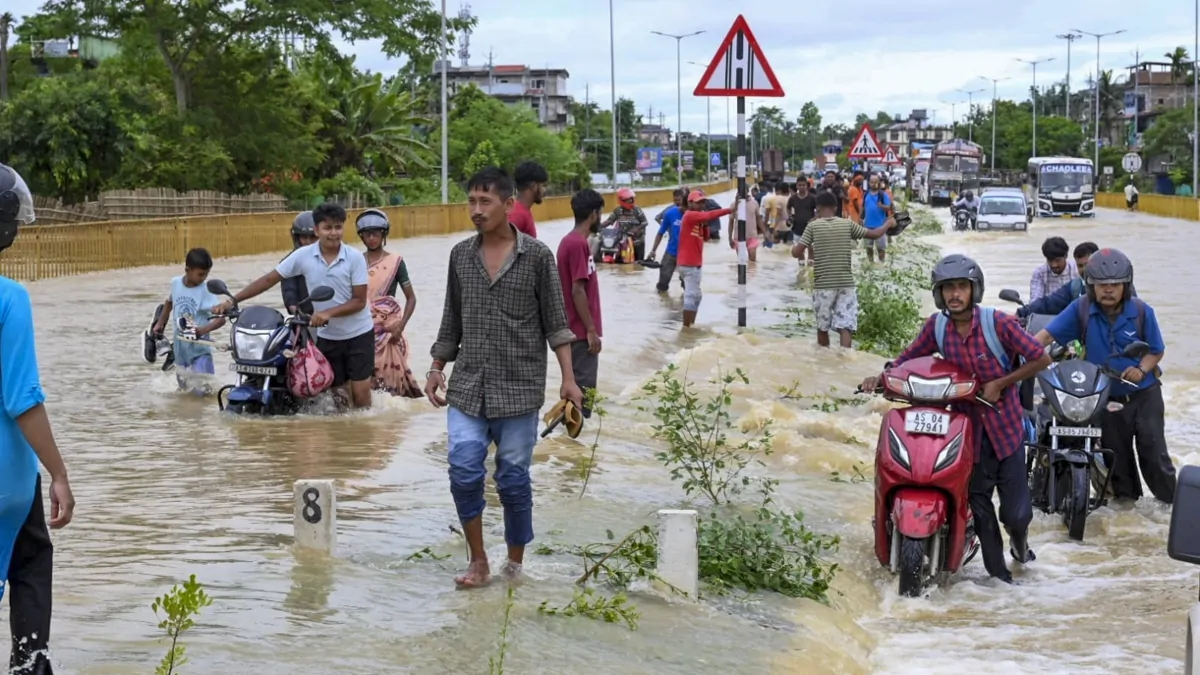 Guwahati: बाढ़ के बाद असम में गाद बनी नई चुनौती, 3.32 लाख लोग प्रभावित; 81 राहत शिविरों में हजारों ने ली शरण