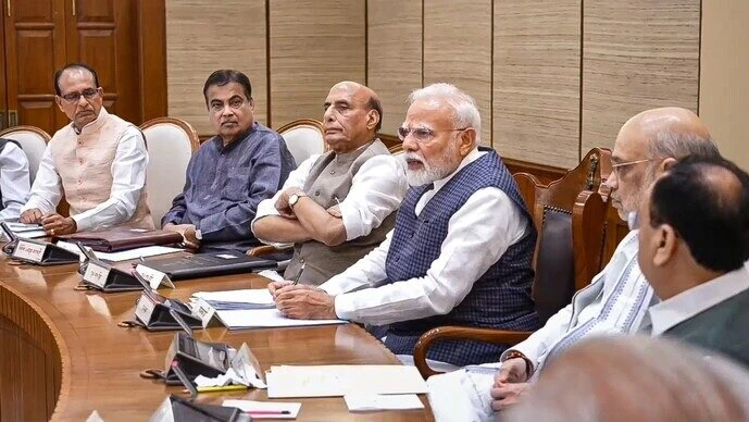 New Delhi: विपक्ष के हंगामे के बीच सरकार की रणनीतिक बैठक, संसद चलाने और विधेयकों को आगे बढ़ाने पर चर्चा