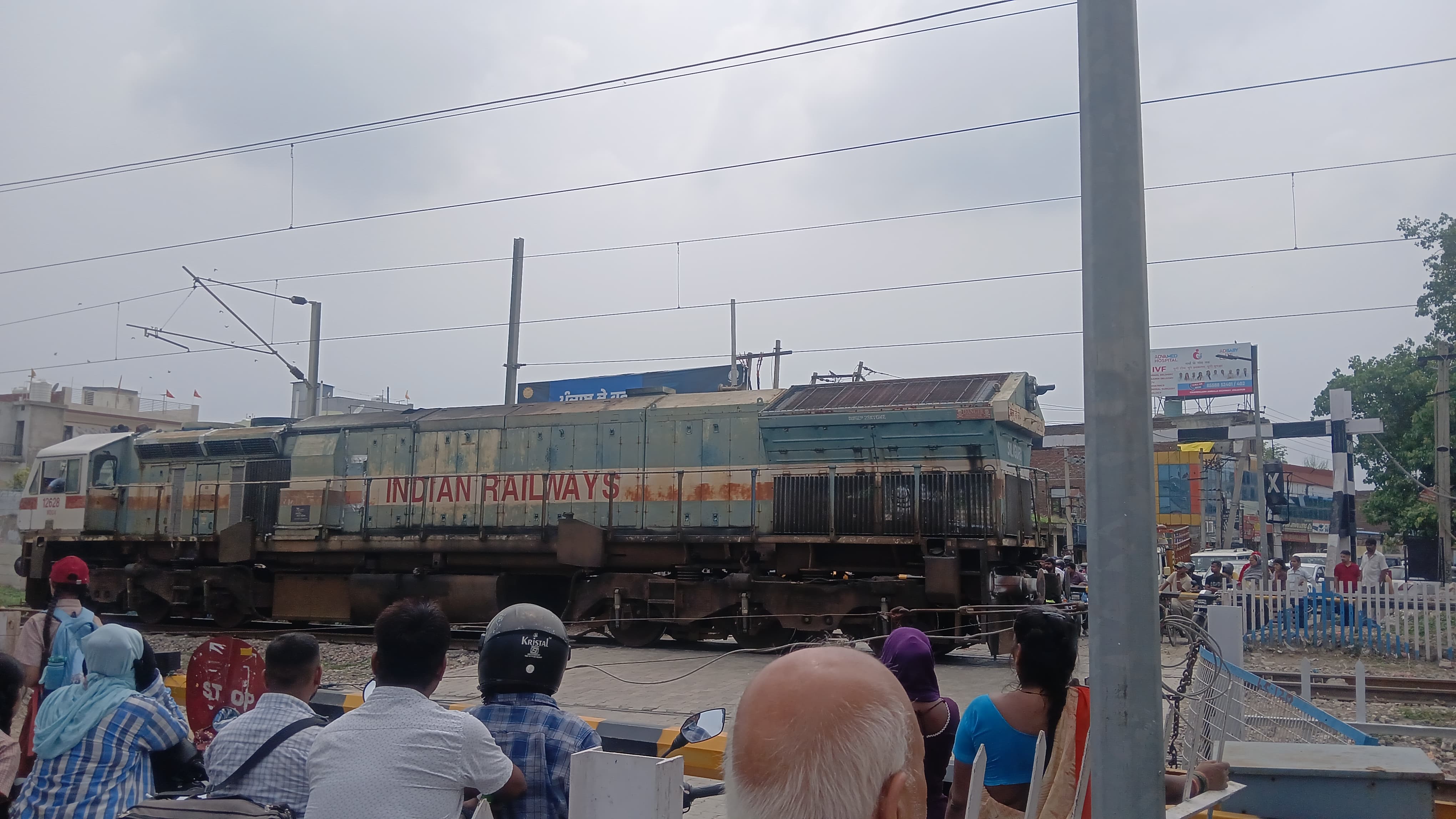 Zirakpur: तकनीकी खराबी के बीच खुला रहा ढकोली रेलवे फाटक, चेतावनी के बावजूद ट्रैक पार करते रहे लोग; बाल-बाल बचा हादसा
