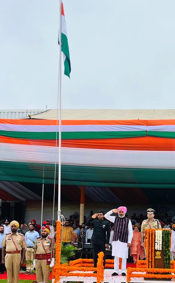Chandigarh: लुधियाना में तिरंगा फहराकर बोले वित्त मंत्री चीमा, शहीदों के सपनों का पंजाब बना रही मान सरकार