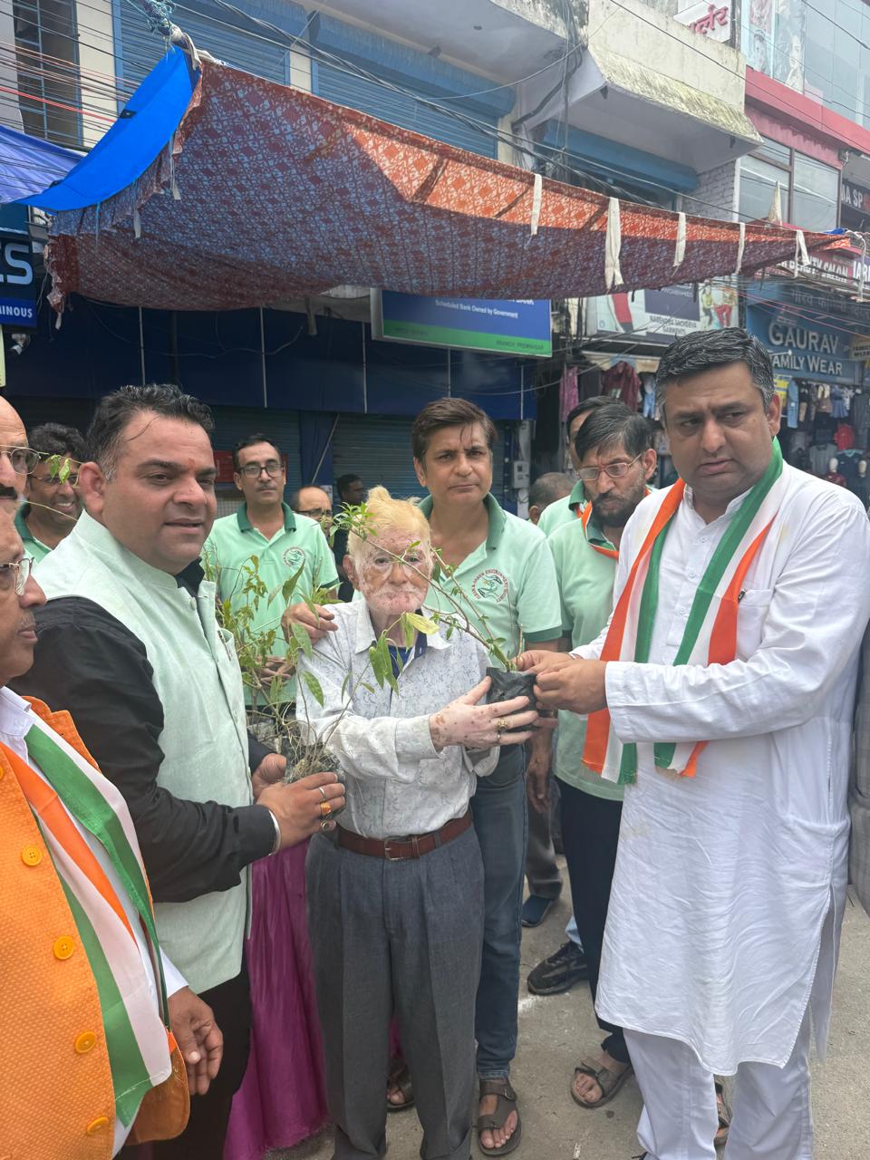 Dehradun: स्वतंत्रता दिवस पर देहरादून में हरियाली का संदेश, 500 से अधिक पौधे बांटे गए