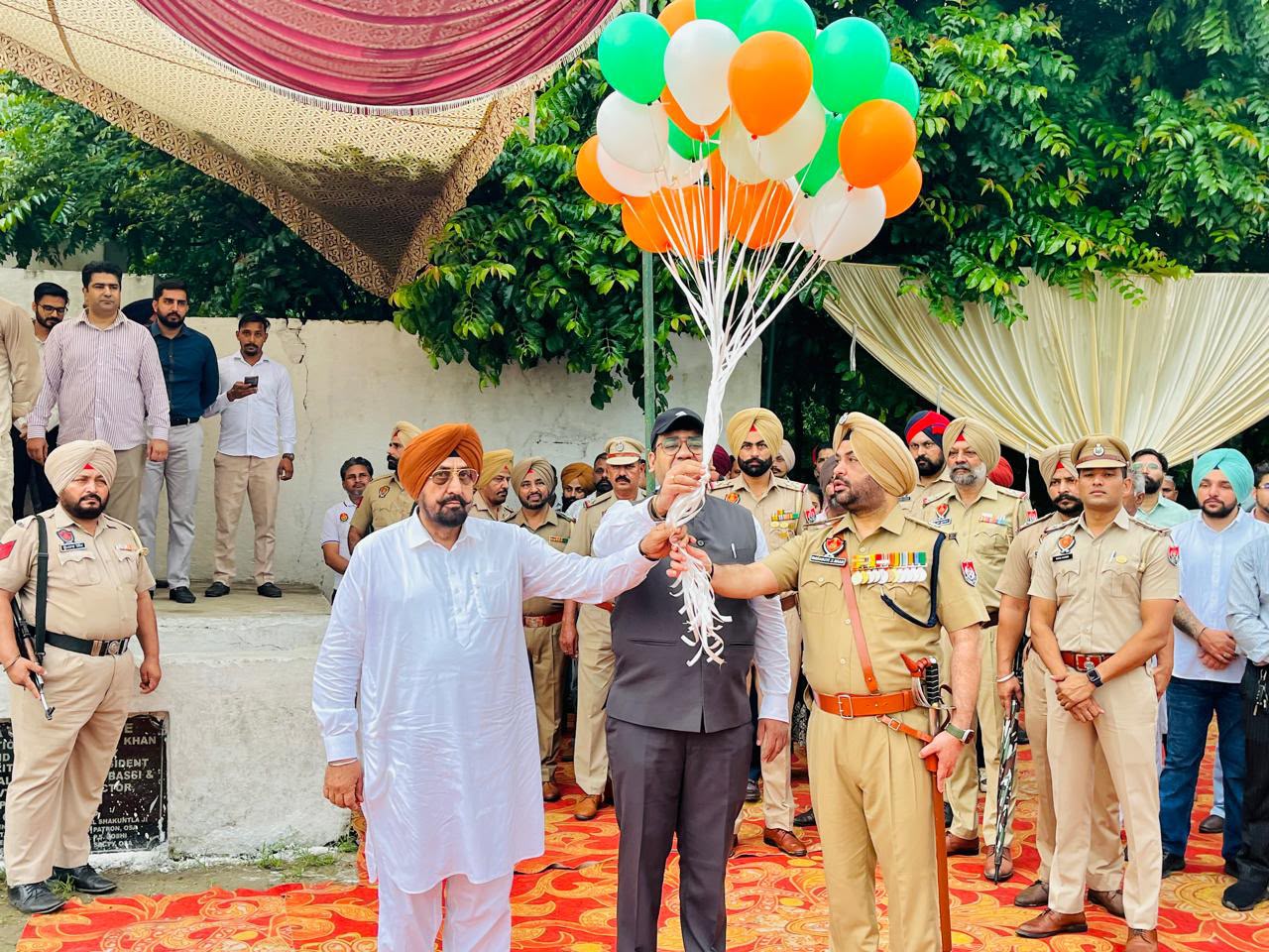 Dera Bassi: शहीद परिवारों को सम्मान, बच्चों की रंगारंग प्रस्तुतियों ने मोहा मन; विधायक रंधावा ने क्षेत्रवासियों को दी स्वतंत्रता दिवस की शुभकामनाएं