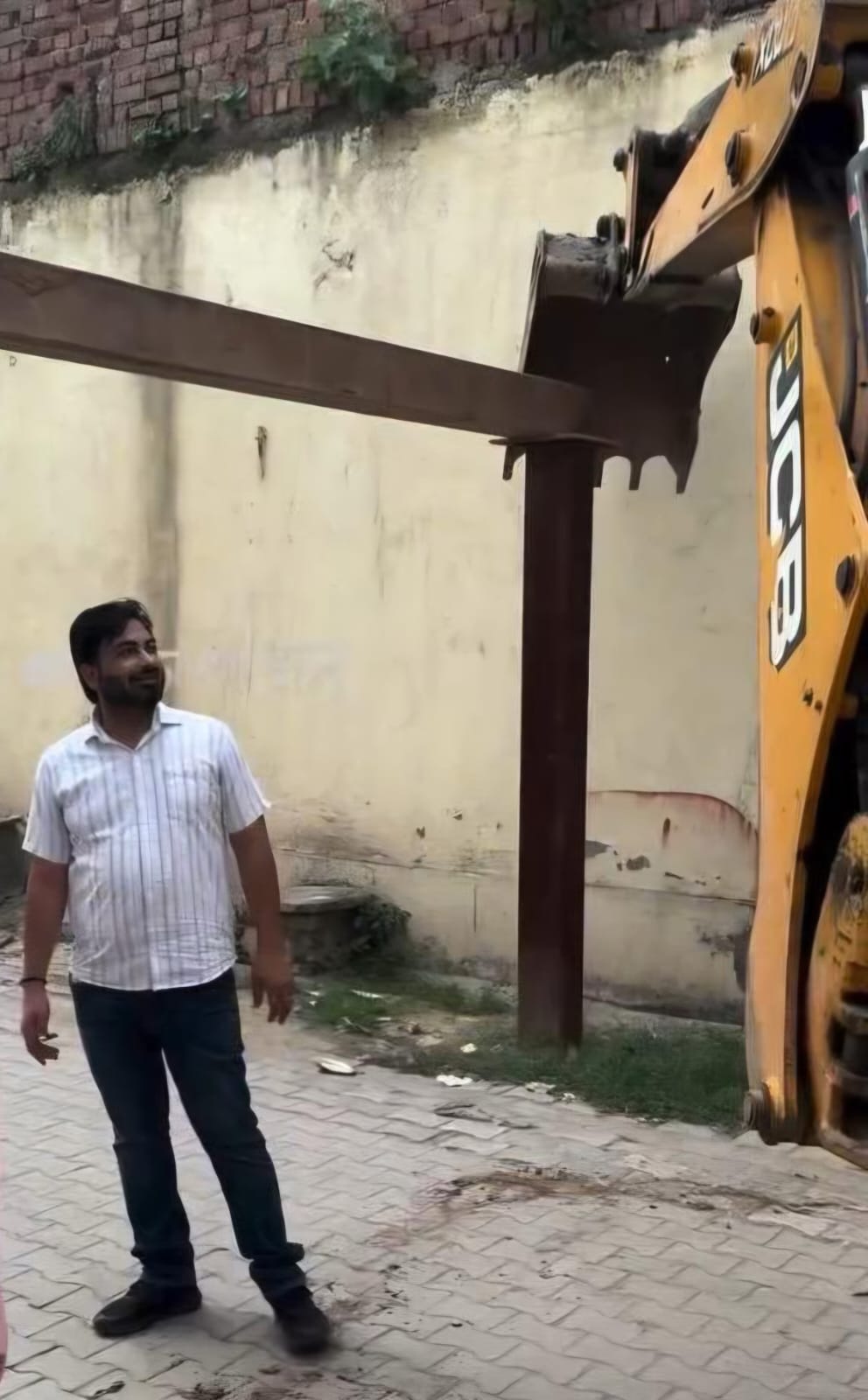 Zirakpur: जर्नैल एन्क्लेव में बैरिकेड पर विवाद, रहवासियों ने जताई आपत्ति; पूर्व पार्षद नवी बोले—लोगों की मांग पर दोबारा लगाया