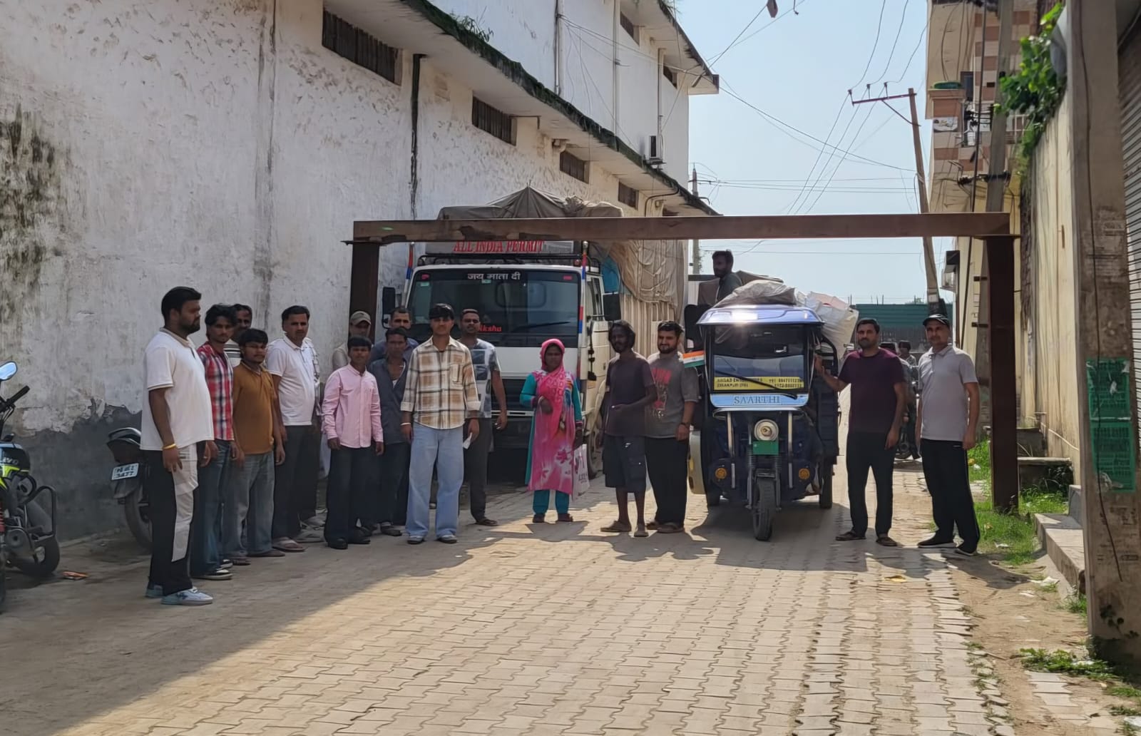 Zirakpur: जर्नैल एन्क्लेव में बैरिकेड पर विवाद, रहवासियों ने जताई आपत्ति; पूर्व पार्षद नवी बोले—लोगों की मांग पर दोबारा लगाया