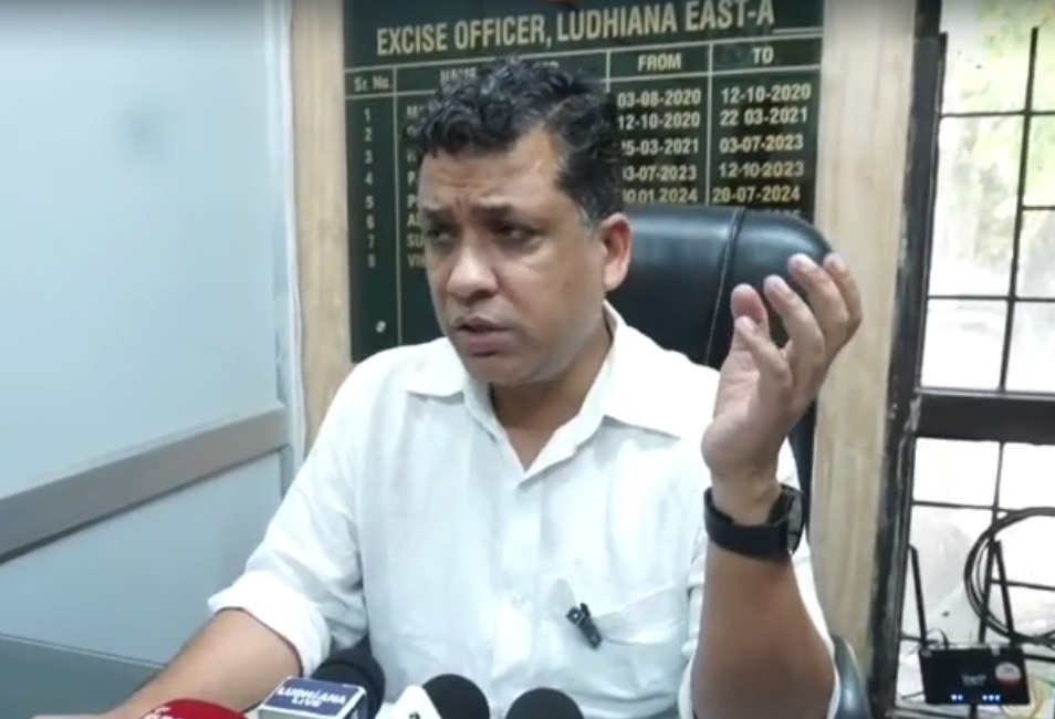 एक्साइज विभाग के एडिशनल कमिश्नर पर ऑफिस में घुसकर हमला, कई जगह आई चोटें, फोन भी टूटा