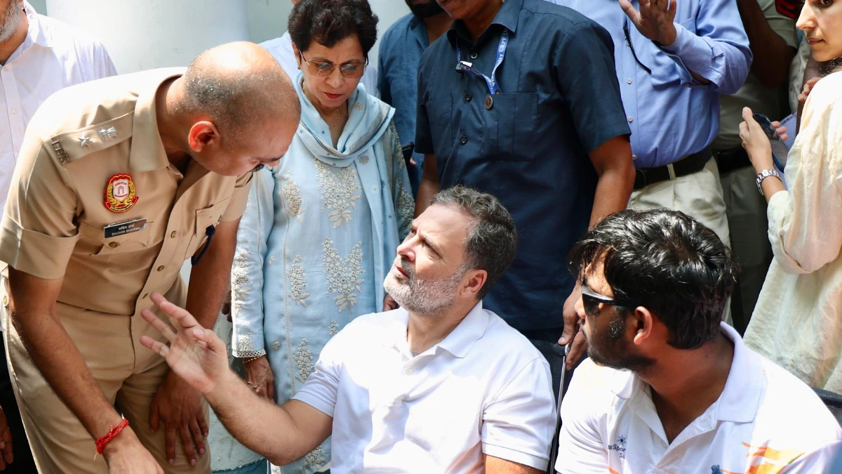 Chandigarh: राहुल गांधी का दिल्ली पुलिस के खिलाफ धरना, पैलेट गन से घायल युवक के मामले में FIR दर्ज करने की मांग