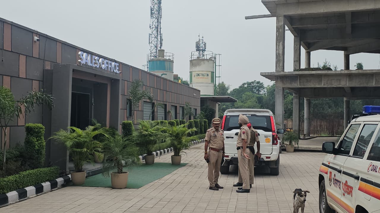 Zirakpur: जीरकपुर में बिल्डर के सेल्स ऑफिस पर दिनदहाड़े तीन राउंड फायरिंग, रंगदारी की पुरानी धमकियों से जुड़ी जांच; नकाबपोश हमलावर फरार