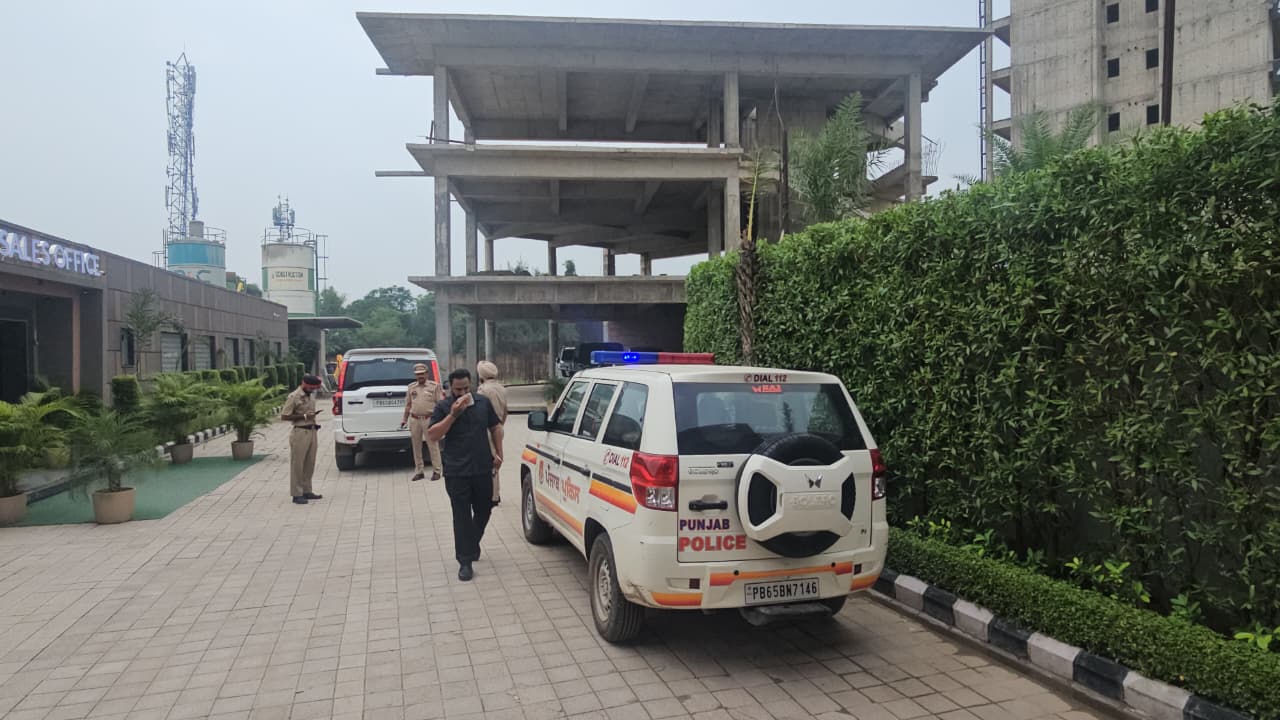 Zirakpur: जीरकपुर में बिल्डर के सेल्स ऑफिस पर दिनदहाड़े तीन राउंड फायरिंग, रंगदारी की पुरानी धमकियों से जुड़ी जांच; नकाबपोश हमलावर फरार
