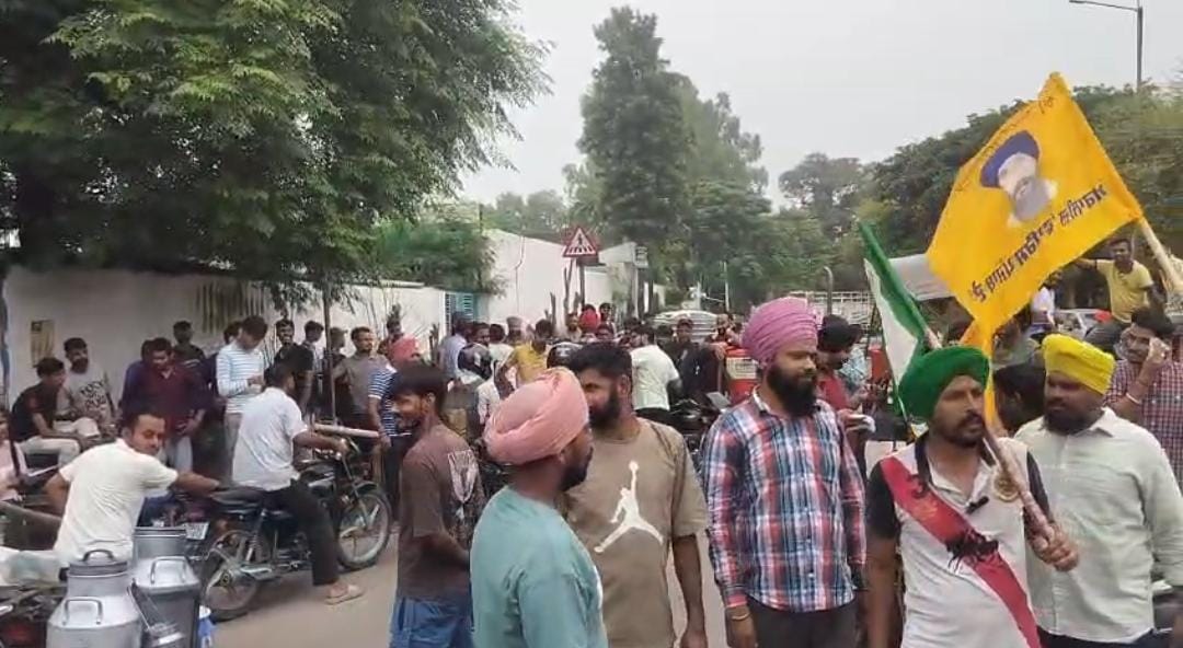 Zirakpur: जीरकपुर में पंजाब बंद का मिला-जुला असर, मुख्य बाजारों में शटर डाउन तो मॉल और ब्रांडेड शोरूम में जारी रहा कारोबार